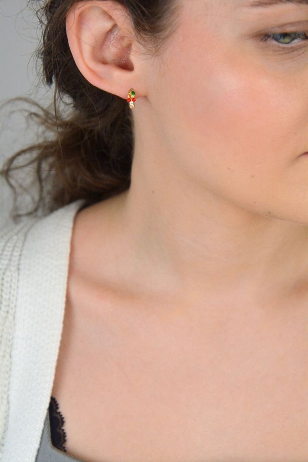 Złote kolczyki dziecięce kółka z wisienkami i białymi cyrkoniami 585 KL 3336.jpg